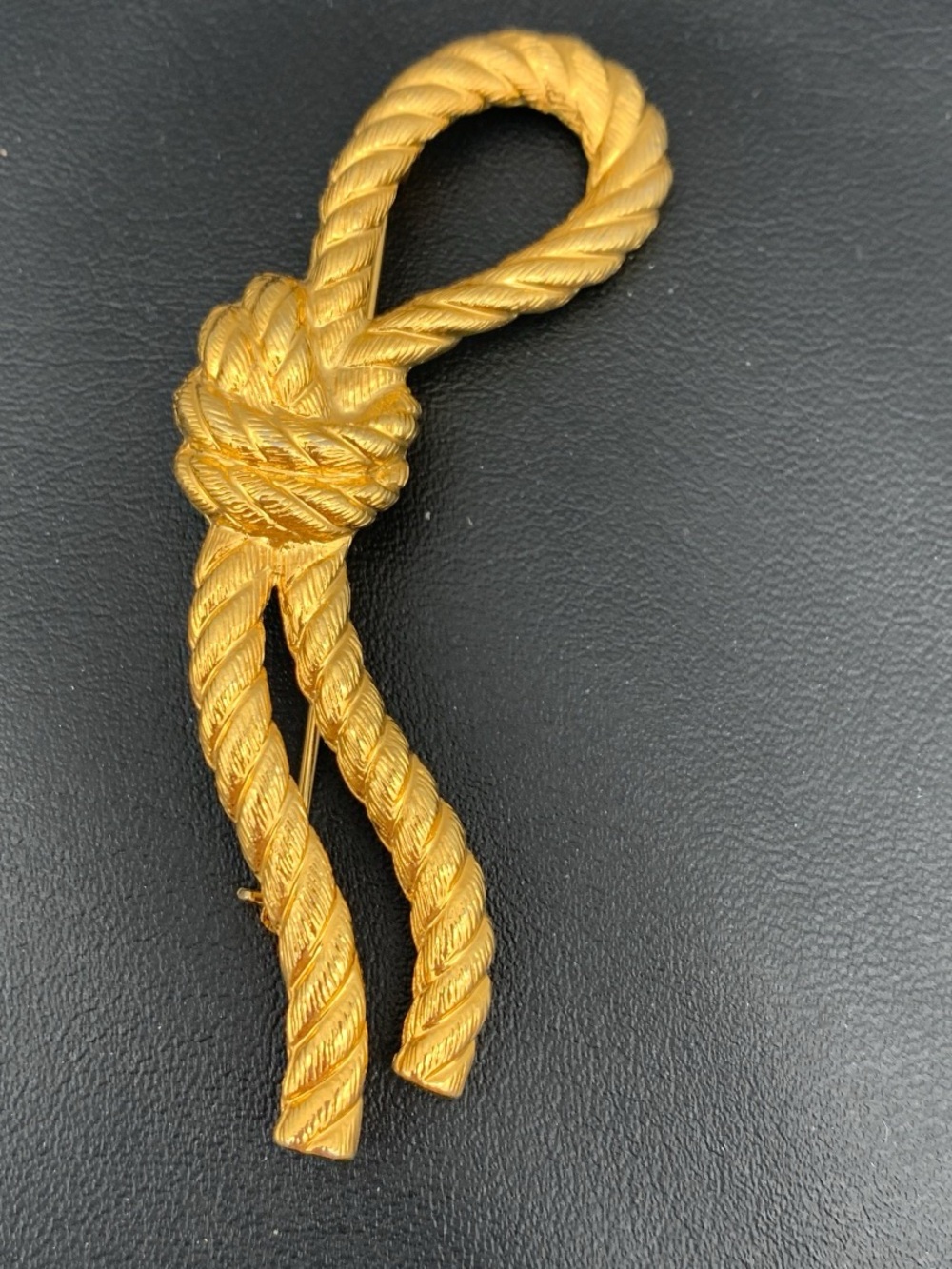 Vintage Gold tone twisted Rope Knot Brooch - Elegant